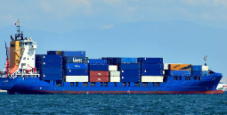 国际海运选择直航航线和中转航线时，分别需要考虑哪些因素（成本差异有多大）