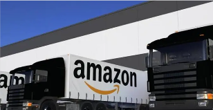 　　美国专线在货运和物流行业是一个重要概念，特别是在全球化贸易日益增长的背景下。美国作为世界上最大的经济体之一，与全球各地的货物往来频繁，因此了解和使用高效的美国专线服务对于企业来说至关重要。下面将分析美国专线的几个关键方面，并探讨其特点和优势：  　　1. 美国专线的定义与重要性  　　定义：美国专线通常指的是从特定国家或地区直连美国的快递或货运服务。这种服务通常保证货物快速、安全地到达美国，有时还包括关税和物流处理的便利。  　　重要性：对于企业而言，使用美国专线可以减少货物运输时间，降低中转风险，优化关税和海关流程，从而加快产品上市速度，提高客户满意度。  　　2. 美国专线的主要参与者  　　快递公司：如DHL、FedEx、UPS等国际快递巨头，它们提供从全球各地直发美国的快递服务，具有速度快、时效性强的特点。  　　货运代理：专门的货运代理公司提供从不同国家到美国的海运、空运服务，包括清关和后续的物流配送。  　　3. 美国专线的优势  　　速度快：由于是直达美国，相比普通货运路线，美国专线能显著缩短运输时间。  　　可靠性高：专线服务往往伴随着更高的服务标准和追踪系统，确保货物安全、准时送达。  　　操作简便：多数专线服务包括门到门的取件和派送，客户只需提交货物，剩下的工作由服务商完成，大大减轻了企业的物流负担。  　　4. 如何选择合适的美国专线服务  　　比较价格与服务：不同的供应商提供的服务质量和价格可能有很大差异，企业需要根据自身需求比较不同供应商。  　　查看用户评价：通过查看其他客户的评价和反馈，可以了解特定供应商的服务质量和信誉。  　　考虑地理位置：选择地理位置适宜的供应商，可以进一步缩短运输时间和成本。  　　5. 美国专线的挑战  　　关税变化：美国海关政策的变化可能会影响关税和货物的通关速度。  　　政治经济因素：国际政治经济关系的变化也可能影响专线服务的可靠性和成本。  　　通过上述分析，可以看出美国专线在全球贸易中的重要作用。它不仅能够提高物流效率，还能为企业在全球市场的竞争中脱颖而出提供支持。选择正确的专线服务伙伴，可以大大提高企业的供应链效率和客户满意度。